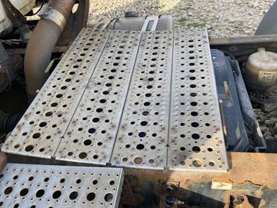 Freightliner Cascadia Deck Plate / Catwalk