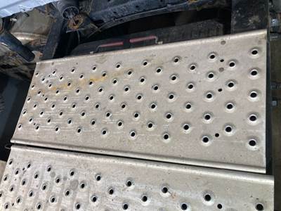 Freightliner Cascadia Deck Plate / Catwalk