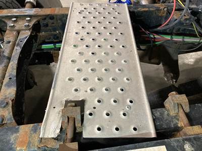 Freightliner Cascadia Deck Plate / Catwalk