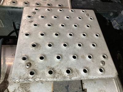 Freightliner Cascadia Deck Plate / Catwalk