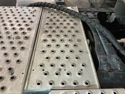 Freightliner Cascadia Deck Plate / Catwalk