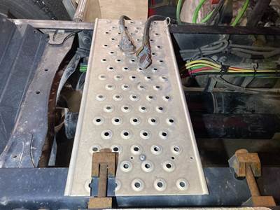 Freightliner Cascadia Deck Plate / Catwalk