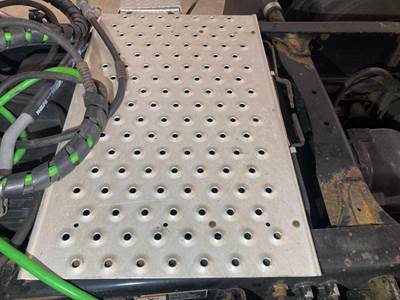 Freightliner Cascadia Deck Plate / Catwalk