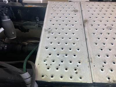 Freightliner Cascadia Deck Plate / Catwalk