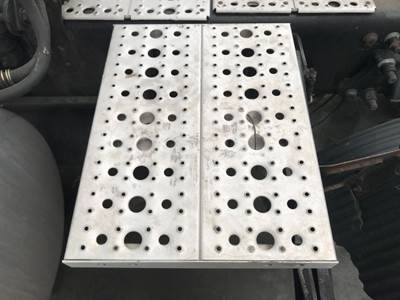 Freightliner Cascadia Deck Plate / Catwalk