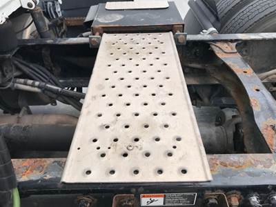 Freightliner Cascadia Deck Plate / Catwalk