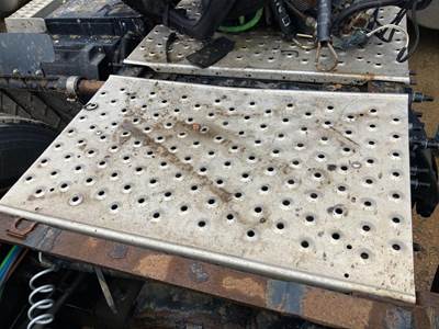 Freightliner Cascadia Deck Plate / Catwalk