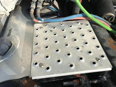 Freightliner Cascadia Deck Plate / Catwalk