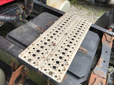 Freightliner Cascadia Deck Plate / Catwalk