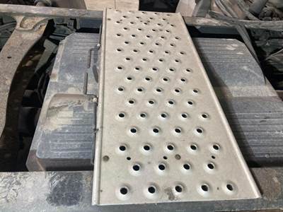 Freightliner Cascadia Deck Plate / Catwalk