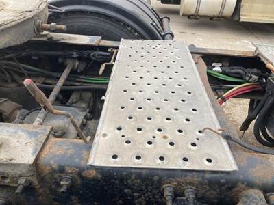 Freightliner Cascadia Deck Plate / Catwalk