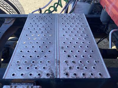 Freightliner Cascadia Deck Plate / Catwalk
