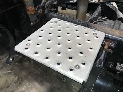 Freightliner Cascadia Deck Plate / Catwalk
