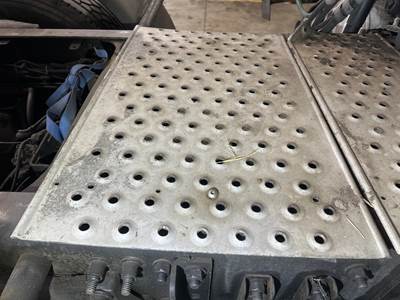 Freightliner Cascadia Deck Plate / Catwalk