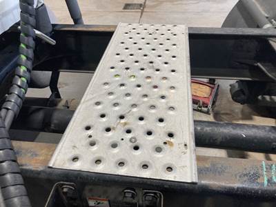 Freightliner Cascadia Deck Plate / Catwalk