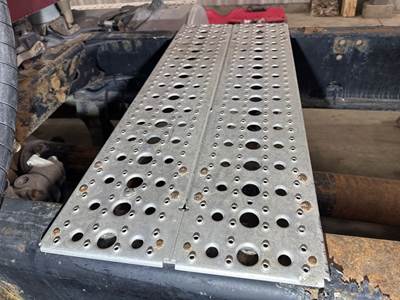 Freightliner Cascadia Deck Plate / Catwalk