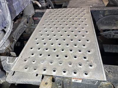 Freightliner Cascadia Deck Plate / Catwalk