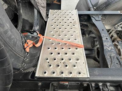Freightliner Cascadia Deck Plate / Catwalk