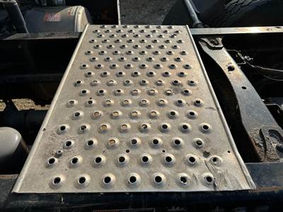 Freightliner Cascadia Deck Plate / Catwalk