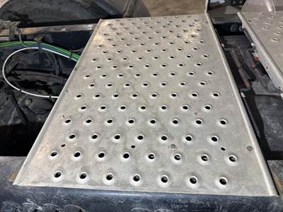 Freightliner Cascadia Deck Plate / Catwalk