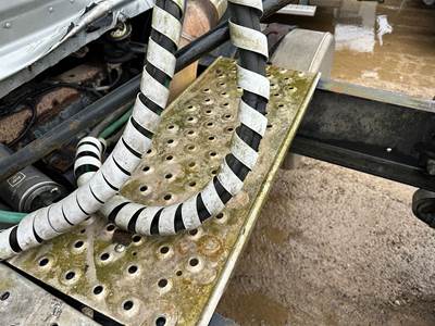 Freightliner Cascadia Deck Plate / Catwalk