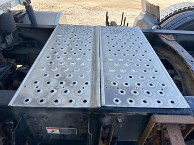 Freightliner Cascadia Deck Plate / Catwalk