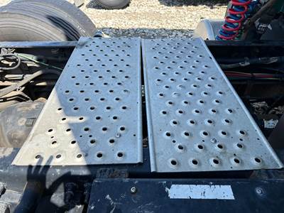 Freightliner Cascadia Deck Plate / Catwalk