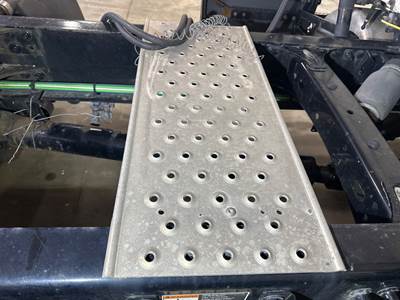 Freightliner Cascadia Deck Plate / Catwalk