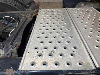Freightliner Cascadia Deck Plate / Catwalk