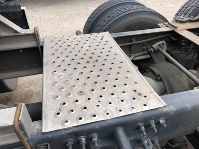 Freightliner Cascadia Deck Plate / Catwalk