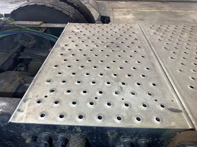 Freightliner Cascadia Deck Plate / Catwalk
