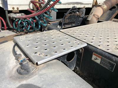 Freightliner Cascadia Deck Plate / Catwalk