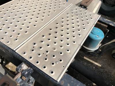 Freightliner Cascadia Deck Plate / Catwalk