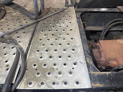 Freightliner Cascadia Deck Plate / Catwalk
