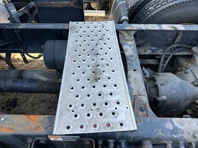 Freightliner Cascadia Deck Plate / Catwalk