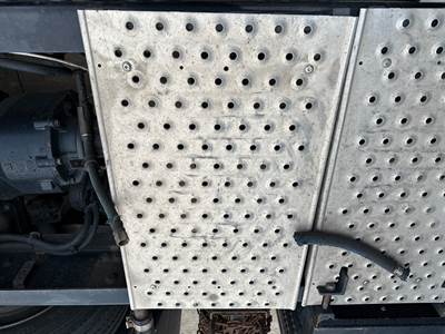 Freightliner Cascadia Deck Plate / Catwalk