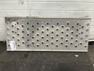Freightliner Cascadia Deck Plate / Catwalk