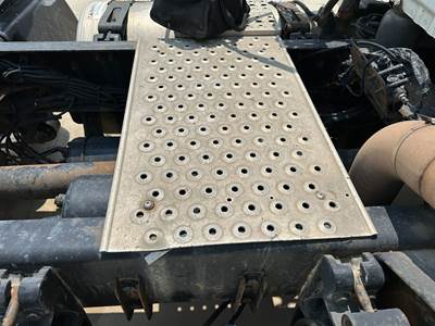 Freightliner Cascadia Deck Plate / Catwalk