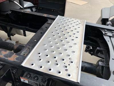 Freightliner Cascadia Deck Plate / Catwalk
