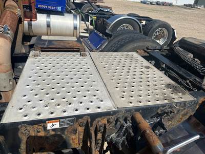 Freightliner Cascadia Deck Plate / Catwalk