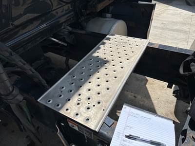 Freightliner Cascadia Deck Plate / Catwalk