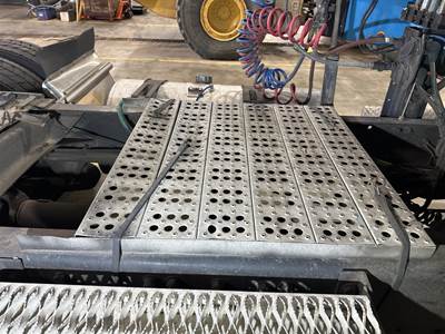 Freightliner Century Class 120 Deck Plate / Catwalk for a Freightliner C120 Century