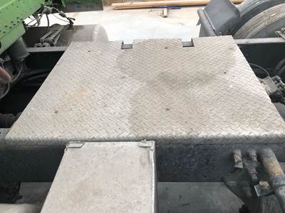 Freightliner Classic XL Deck Plate / Catwalk