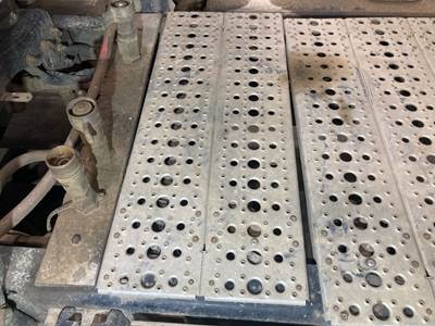 Freightliner Columbia 112 Deck Plate / Catwalk