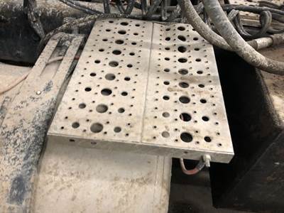 Freightliner Columbia 112 Deck Plate / Catwalk