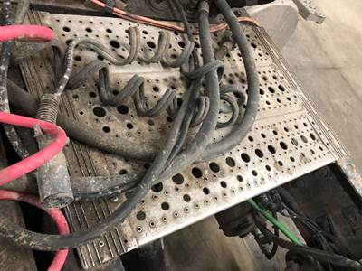Freightliner Columbia 112 Deck Plate / Catwalk