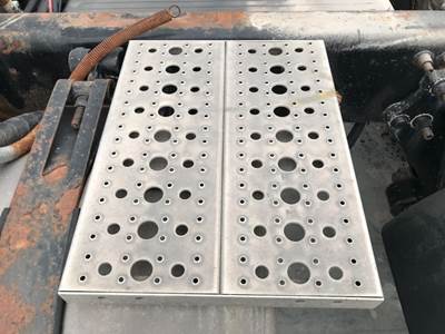 Freightliner Columbia 112 Deck Plate / Catwalk