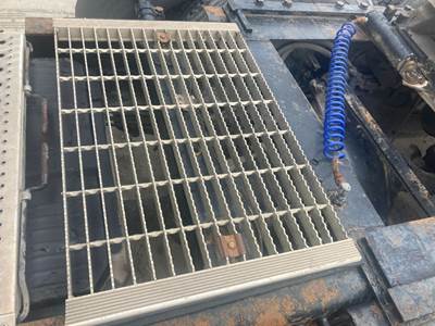 Freightliner Columbia 120 Deck Plate / Catwalk
