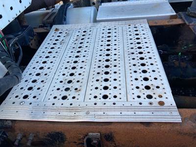 Freightliner Columbia 120 Deck Plate / Catwalk