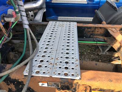 Freightliner Columbia 120 Deck Plate / Catwalk